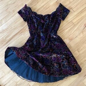 Sexy, scalloped off-the-shoulder, 90s vintage velvet dress. Size 2